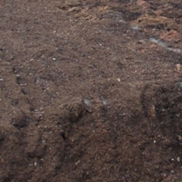 Hoop fijne, donkerbruine compost