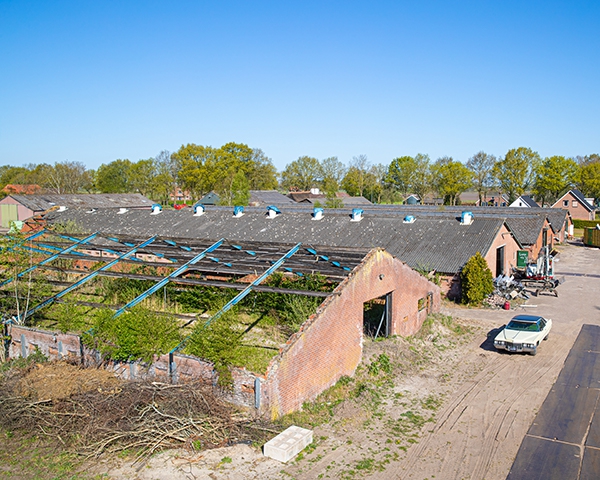 Rij kippenschuren in Hulshorst die zorgvuldig worden gedemonteerd in plaats van gesloopt